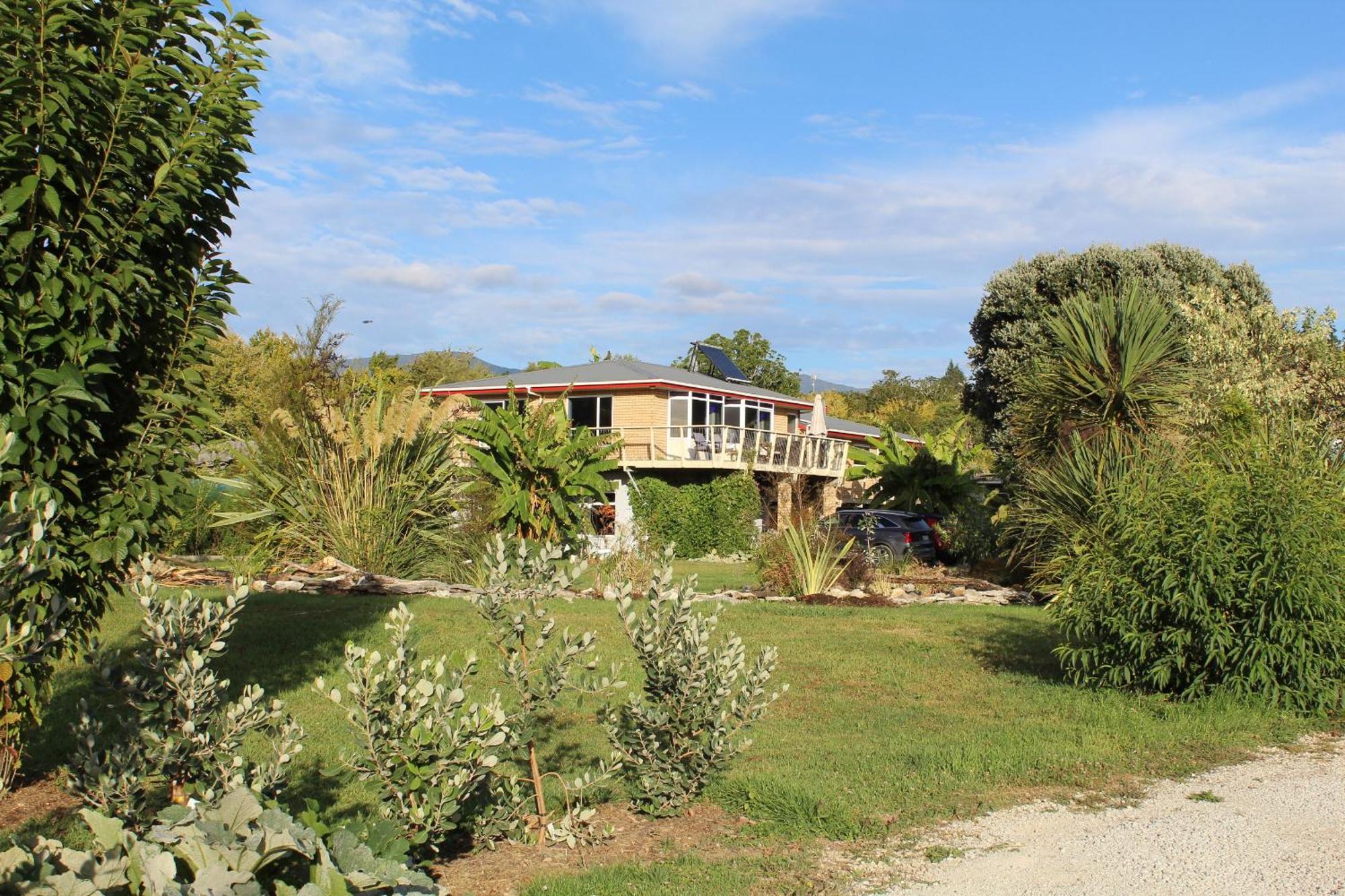 Labyrinth Gardens Guest House Takaka Kültér fotó